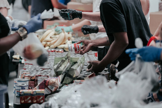 人民分发食物